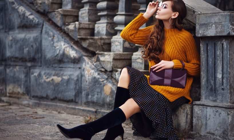 o femeie purtând un pulover simplu, la o ținută elegantă